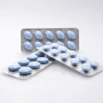 Cenforce 100 mg – trzy nakładające się blistry z niebieskimi tabletkami