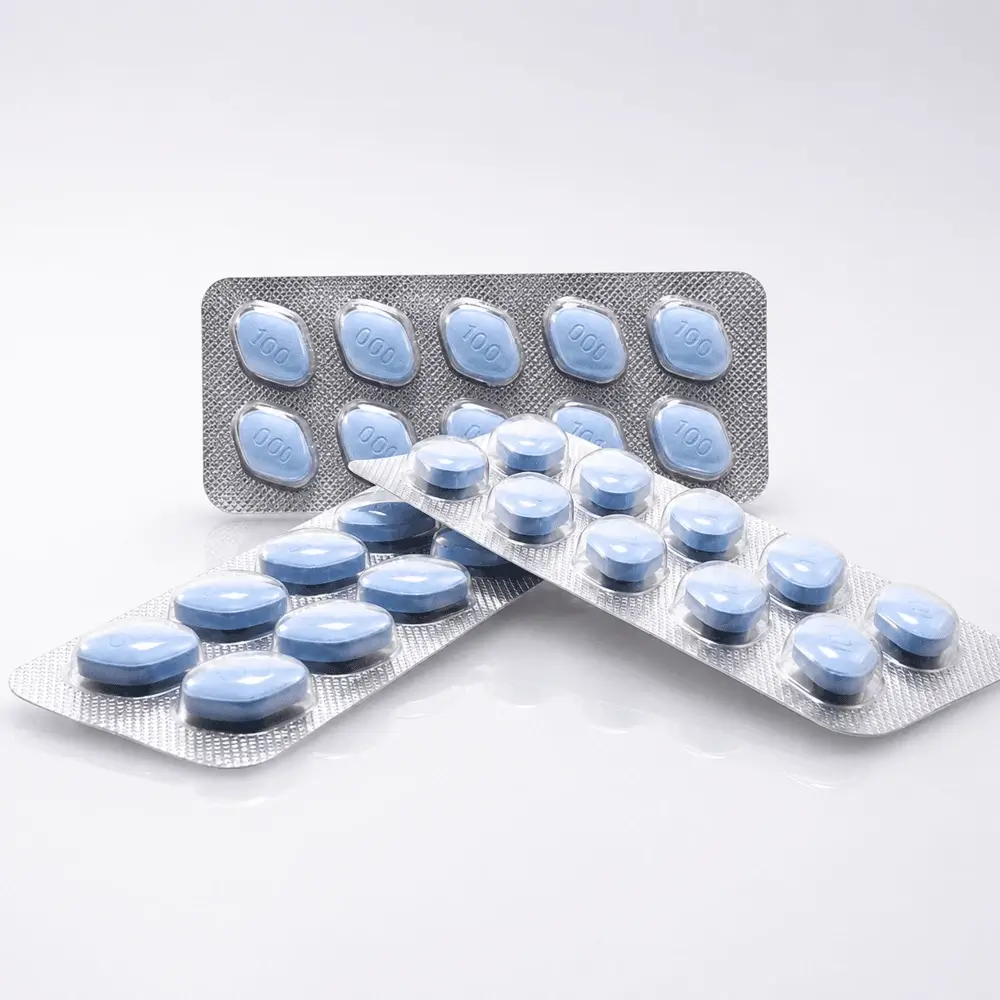 Cenforce 100 mg – trzy nakładające się blistry z niebieskimi tabletkami