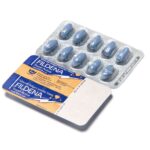 Fildena Super Active 100 mg – blister niebieskich kapsułek położony na opakowaniu z nadrukiem